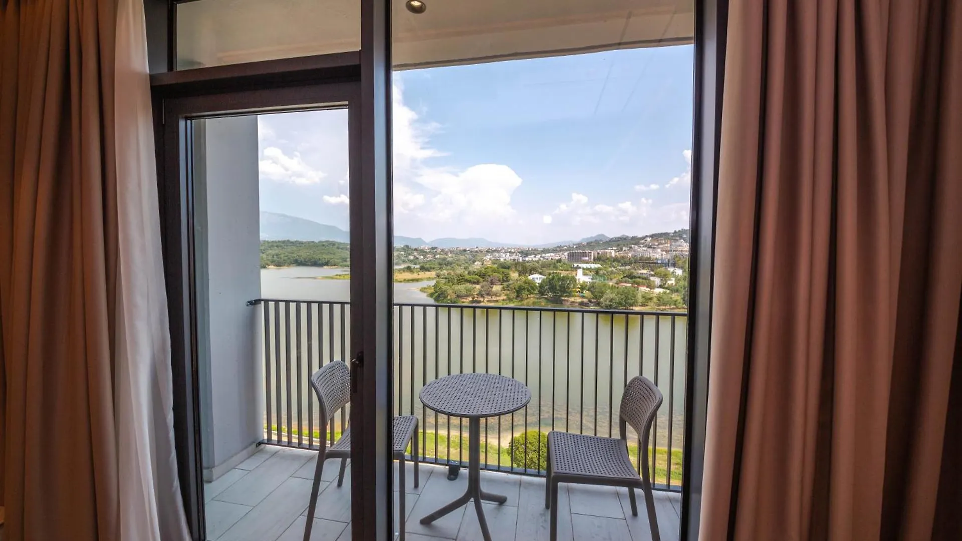 Tirana Lake Side Apartments 0*,  Albania